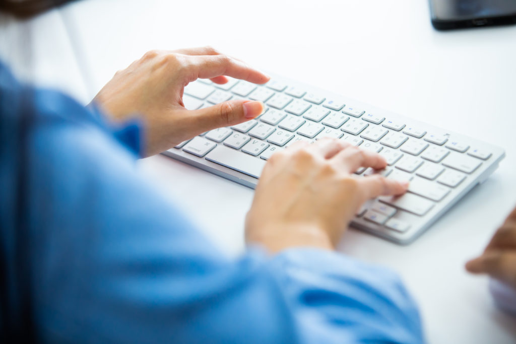 ブラインドタッチとタッチタイピングの違いと上達法｜おすすめ練習サイト3選